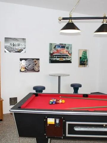Gemütlicher Billardraum mit Bücherregal und Dekorationen