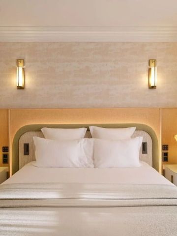 Luxuriöses Schlafzimmer mit gemütlicher Beleuchtung und eleganten Nachttischen