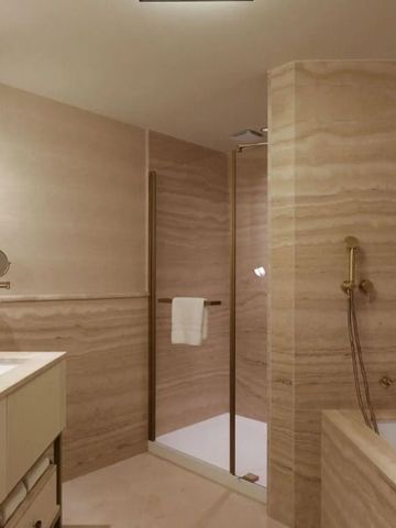 Modernes Badezimmer mit beigem Marmor und einer geräumigen Dusche