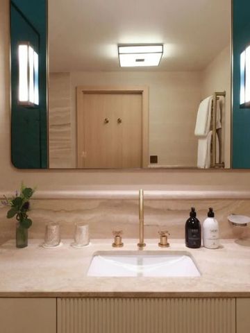 Elegantes Waschbecken mit modernen Armaturen und großem Spiegel