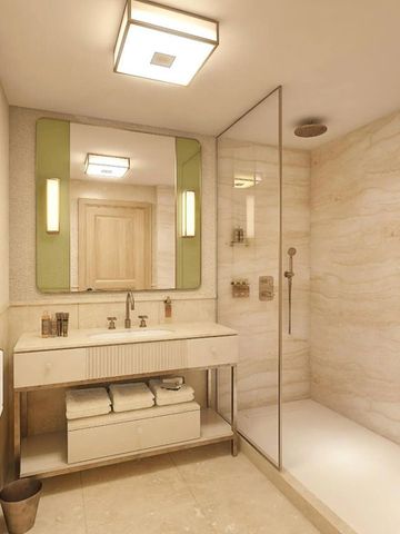 Geräumige Dusche in einem stilvoll eingerichteten Badezimmer mit grünem Akzent