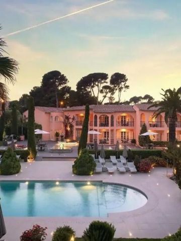 Luxusvilla umgeben von üppiger Vegetation mit Pool bei Sonnenuntergang