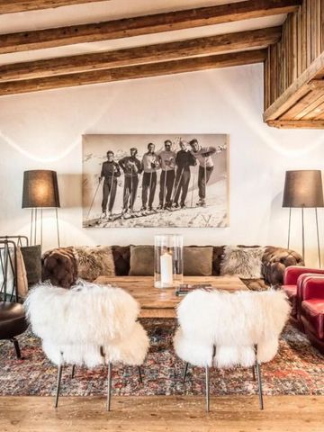 Gemütliche Lounge im alpinen Stil mit modernen Sesseln und traditionellem Dekor