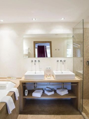 Modernes Badezimmer mit Doppelwaschbecken und großzügiger Dusche