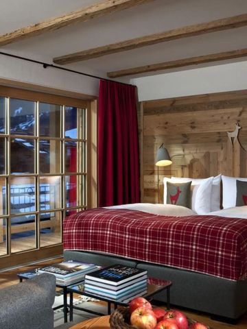 Hochwertiges Hotelzimmer mit Holzdekor und gemütlichem Ambiente