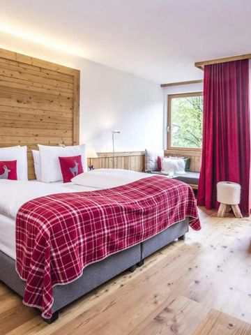 Geräumiges Hotelzimmer mit Holzverkleidung und hellen Akzenten