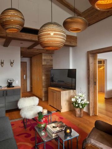 Gemütliche Hotelsuite mit Holzelementen und stilvollen Lampen