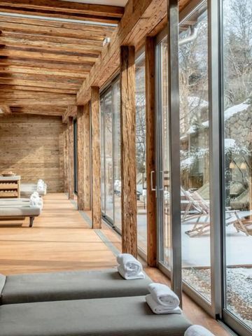 Heller Spa-Bereich mit Panoramafenstern und Holzakzenten