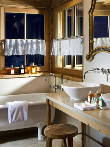 Elegantes Badezimmer mit freistehender Badewanne und Doppelwaschbecken