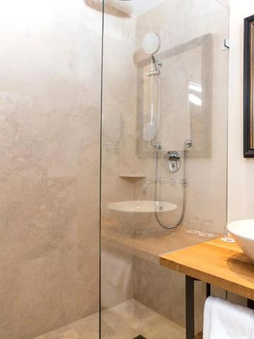 Elegantes Badezimmer mit moderner Dusche und edlen Armaturen