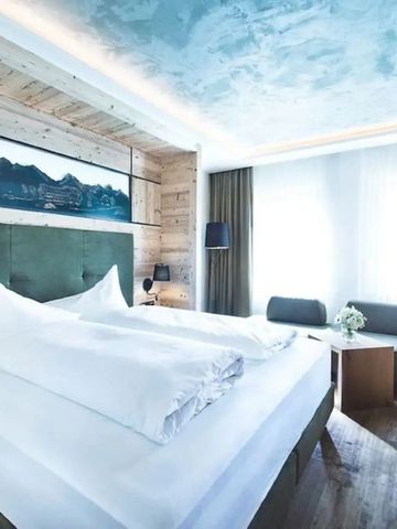 Luxuriöses Zimmer mit Himmelbett und modernem Design