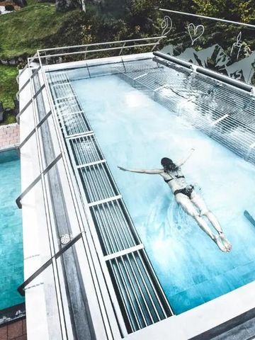Infinity Pool mit Blick auf die umliegende Landschaft