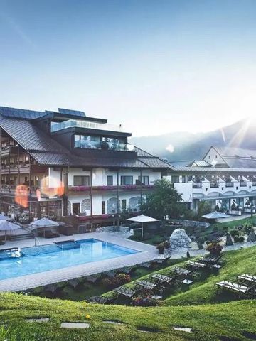 Moderne Hotelanlage mit Außenpool und beeindruckender Bergkulisse