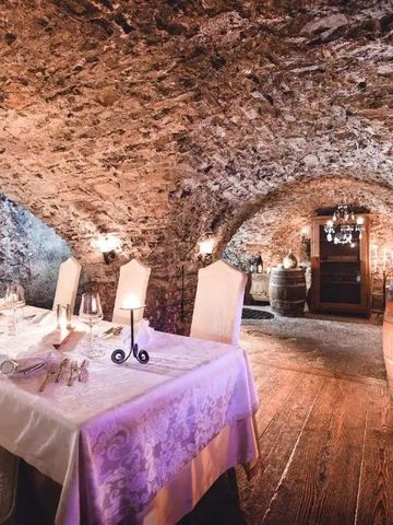 Romantischer Weinkeller mit rustikaler Dekoration und Tisch für zwei