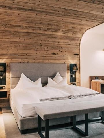 Stilvolles Hotelzimmer mit modernem Design und Holzverkleidung