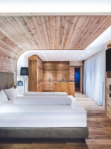 Luxuriöse Suite mit Holzwänden und modernem Kamin