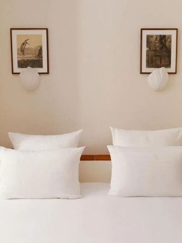 Modernes Doppelzimmer mit minimalistischer Dekoration