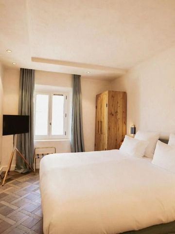 Elegantes Zimmer mit Holzmöbeln und großem Doppelbett