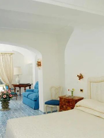 Helles Hotelzimmer mit Meerblick und eleganten Möbeln in mediterranem Stil