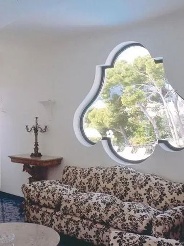 Eleganter Sitzbereich mit einzigartigem Fensterdesign und stilvollen Mustern