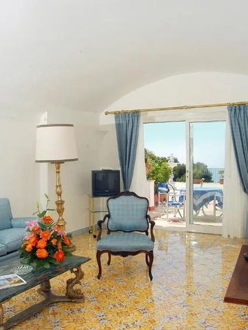 Geräumiges Wohnzimmer mit klassischem Mobiliar und direktem Zugang zur Terrasse