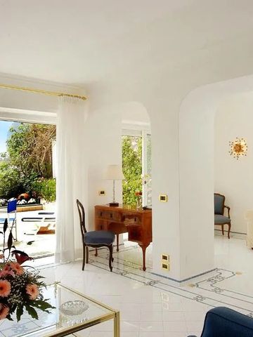 Lichtdurchfluteter Wohnbereich mit eleganter Einrichtung und Gartenzugang