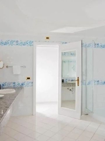 Elegantes Badezimmer mit Doppelwaschbecken und großer Dusche im Hotel Scalinatella