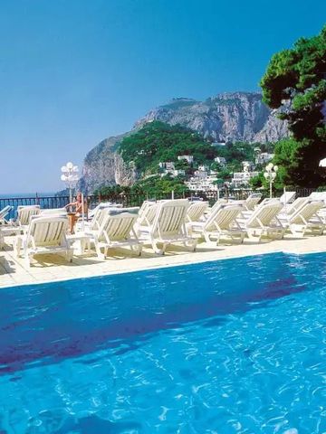 Außenpool mit Liegen und Blick auf die Küste von Capri