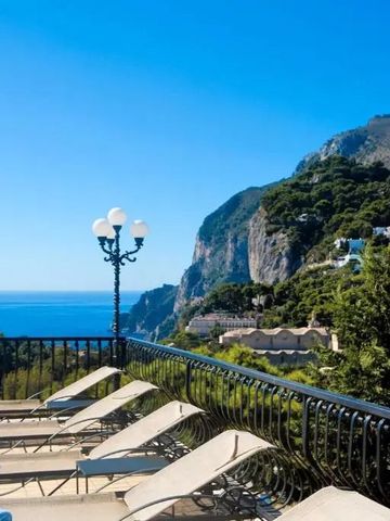 Panoramablick von einer Terrasse auf das Meer und die Berge von Capri
