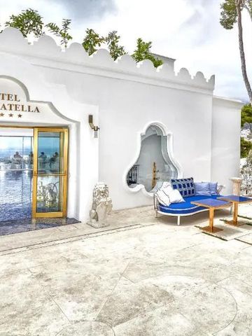 Eingang des Hotel Scalinatella mit maritimer Dekoration