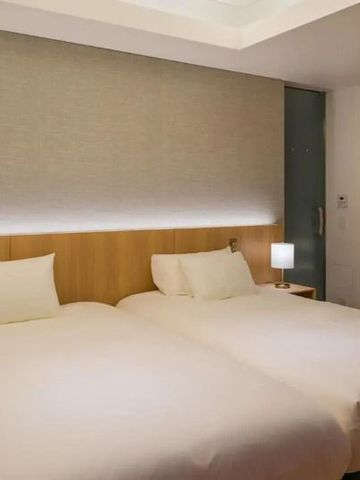 Doppelzimmer mit modernen Annehmlichkeiten und Beleuchtung