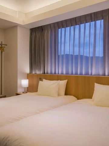 Gemütliches Doppelzimmer mit großem Fenster und Bergblick