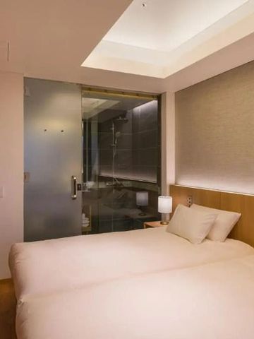 Moderner Raum mit direktem Zugang zum Badezimmer im MUNI KYOTO