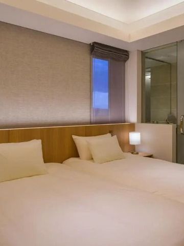 Einladendes Doppelzimmer mit großer Fensterfront