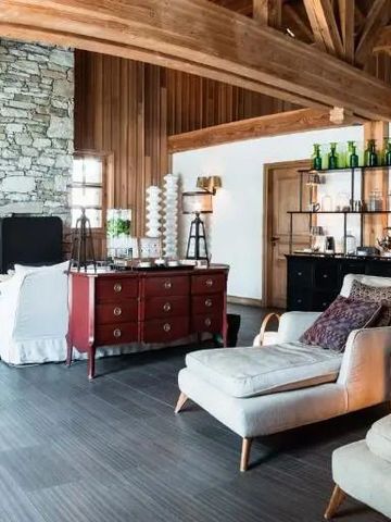 Gemütliche Lounge mit Holzbalken und Kamin im Hotel Le Blizzard