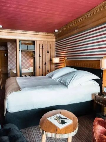 Elegantes Hotelzimmer mit Streifentapete und modernem Dekor