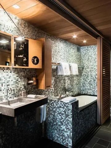 Modernste Badgestaltung mit eleganten Mosaikfliesen und luxuriösem Ambiente