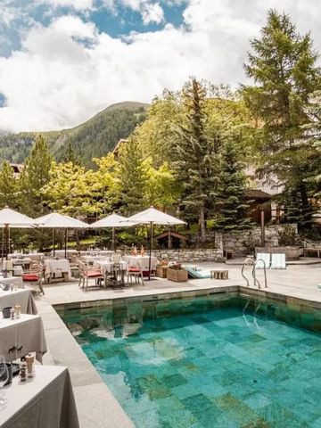 Elegante Pool- und Dining-Bereich im Freien umgeben von Natur