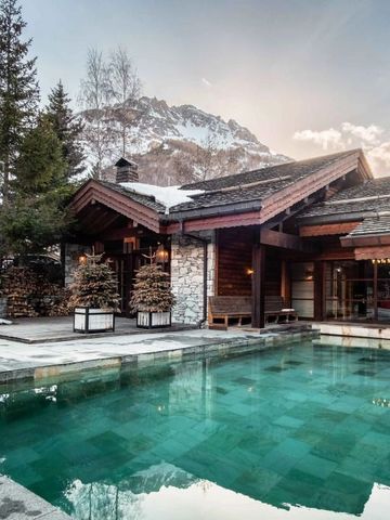 Panoramablick auf Hotelarchitektur mit Pool und Berglandschaft im Hintergrund