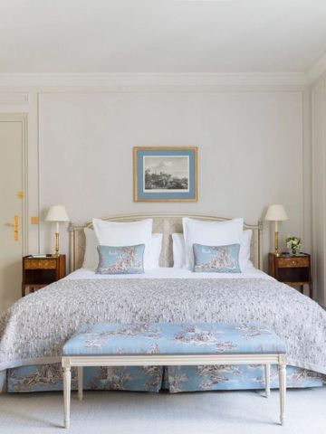 Elegantes Hotelzimmer mit Doppelbett und klassischen Möbeln