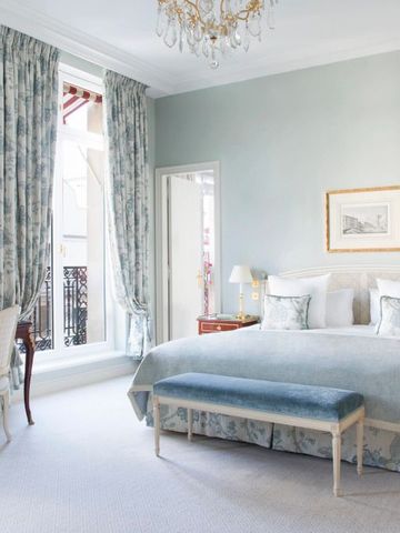 Helles Hotelzimmer mit großem Fenster und luxuriösen Vorhängen