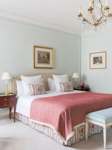 Stilvolles Hotelzimmer in Pastelltönen mit Kronleuchter