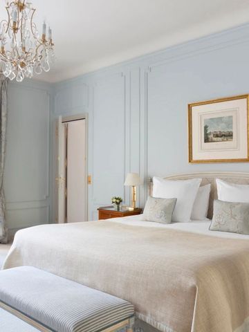 Helles Schlafzimmer mit eleganten Texturen und üppigem Vorhang