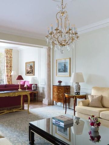 Elegantes Wohnzimmer einer Suite im klassischen Stil mit reich verzierter Einrichtung.