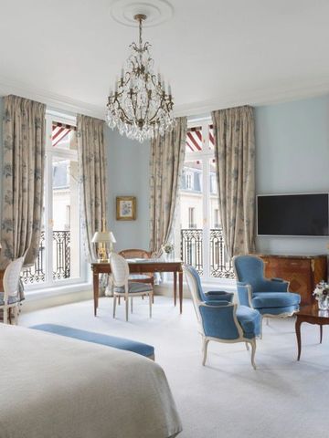 Helles Schlafzimmer mit eleganter Einrichtung, Votivkerzen und französischen Türen.