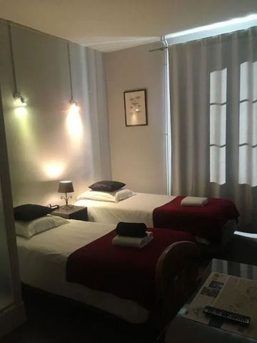 Gepflegtes Zimmer mit Einzelbetten und gemütlicher Beleuchtung