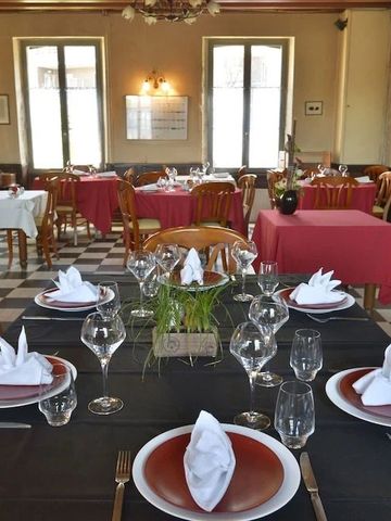 Eleganter Speisesaal mit gedeckten Tischen und rustikaler Einrichtung