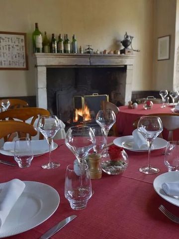 Gemütlicher Restaurantbereich mit Kamin und eingedeckten Tischen