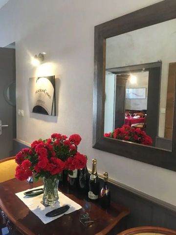 Spiegel mit Blumenstrauß und Champagnerflaschen im eleganten Flur