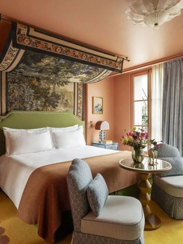 Einladendes Hotelzimmer mit Baldachin und stilvollen Möbeln